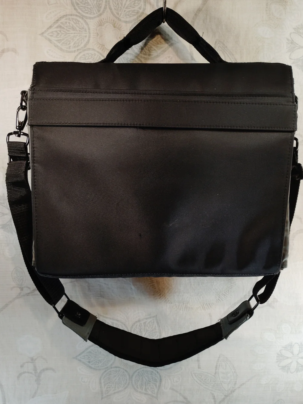 Ne Belkin Black and Gray Laptop Messenger Bag